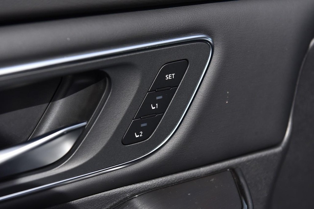 Nissan Rogue Vehicle Full-screen Gallery Image 10