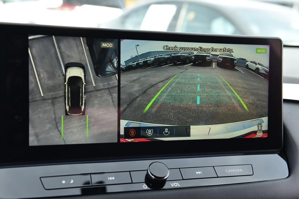 Nissan Rogue Vehicle Full-screen Gallery Image 14