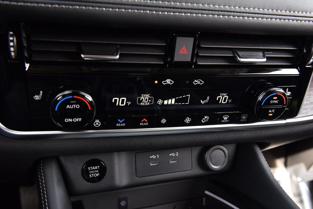 Nissan Rogue Vehicle Full-screen Gallery Image 19