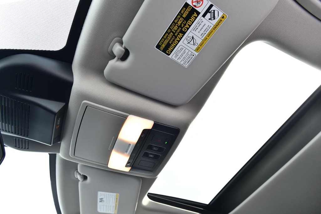 Nissan Rogue Vehicle Full-screen Gallery Image 25