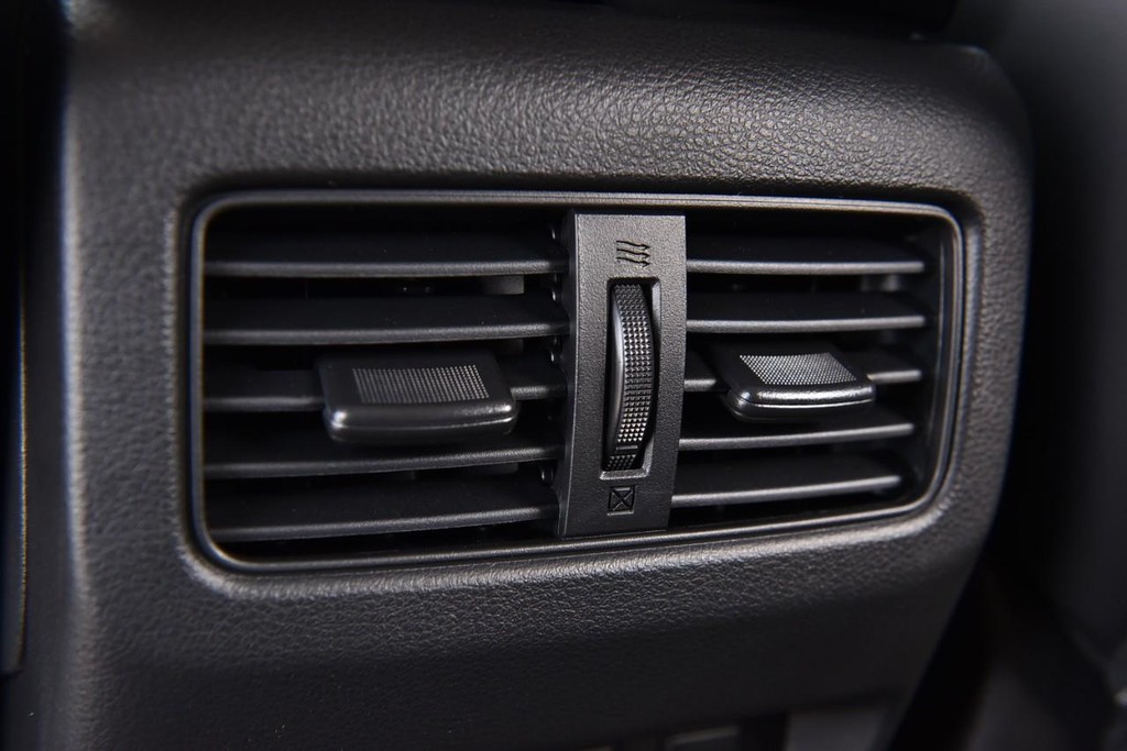 Nissan Rogue Vehicle Full-screen Gallery Image 27