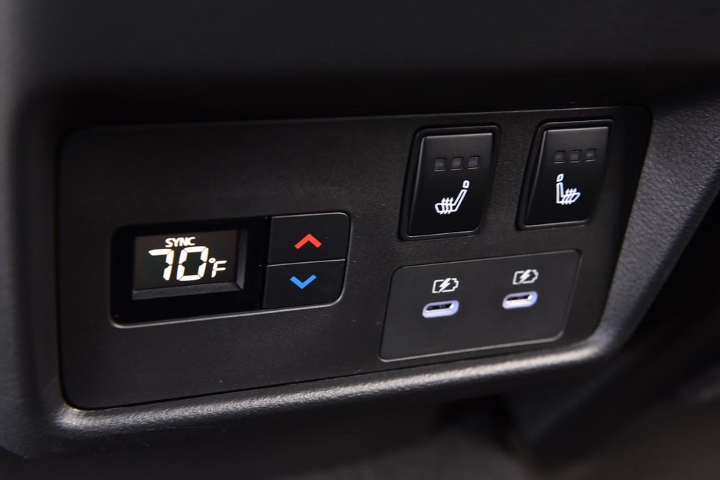 Nissan Rogue Vehicle Full-screen Gallery Image 28