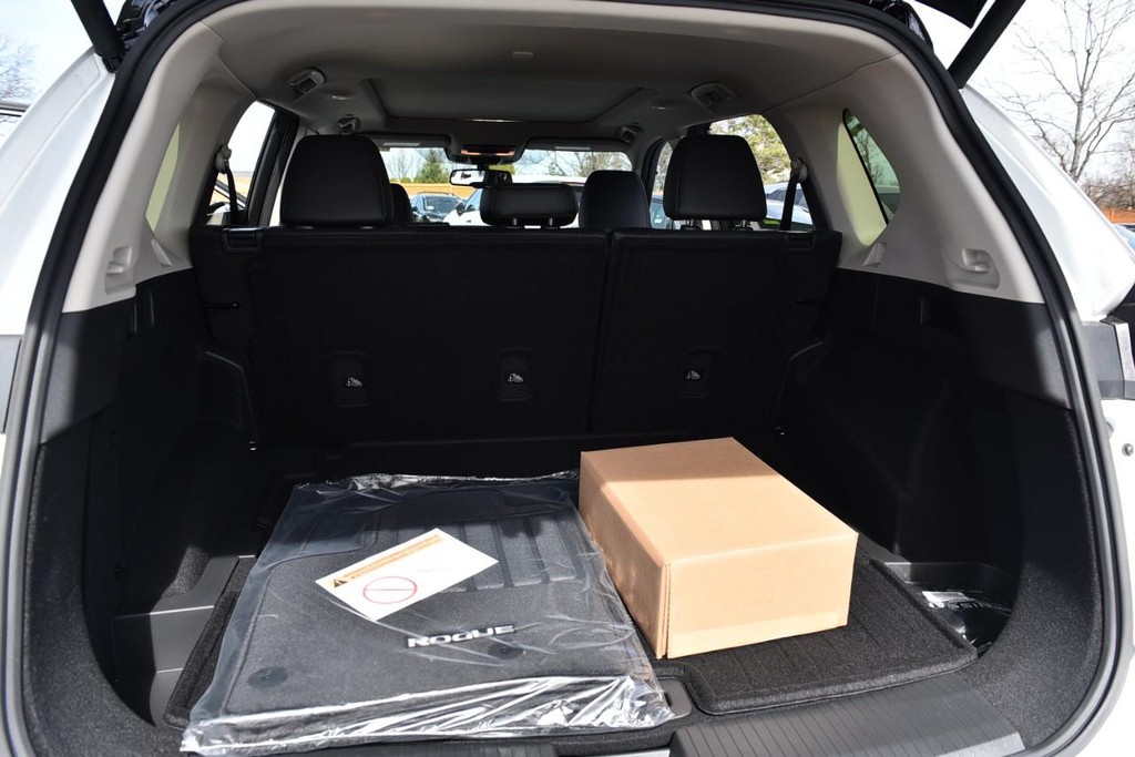 Nissan Rogue Vehicle Full-screen Gallery Image 29