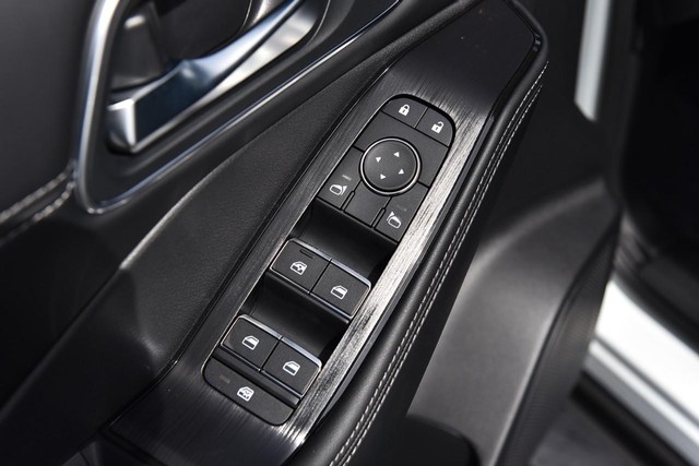 Nissan Rogue Vehicle Image 09