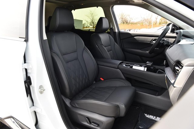 Nissan Rogue Vehicle Image 24