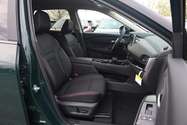 Nissan Rogue Vehicle Image 25