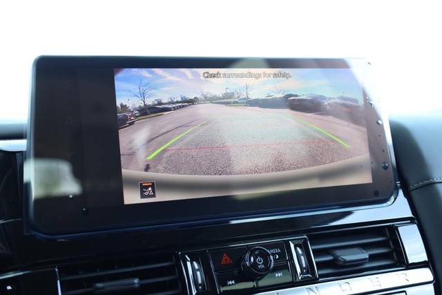 Nissan Pathfinder Vehicle Full-screen Gallery Image 16