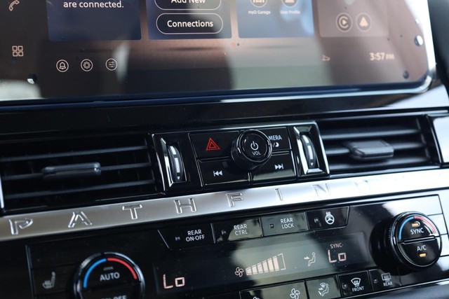 Nissan Pathfinder Vehicle Full-screen Gallery Image 17