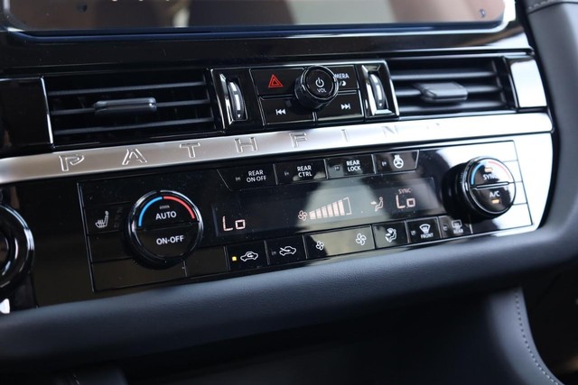 Nissan Pathfinder Vehicle Full-screen Gallery Image 18