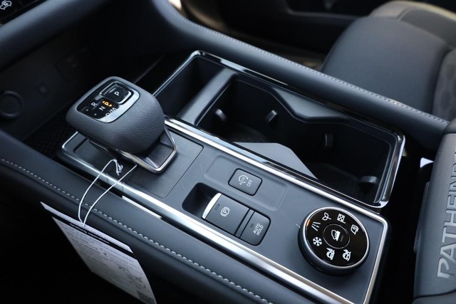 Nissan Pathfinder Vehicle Full-screen Gallery Image 20