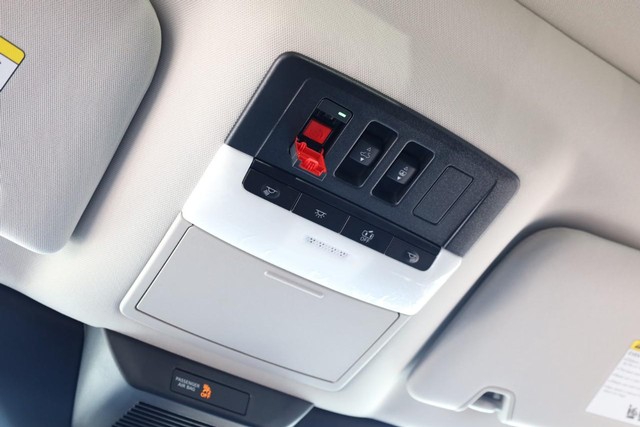 Nissan Pathfinder Vehicle Full-screen Gallery Image 21