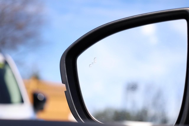 Nissan Pathfinder Vehicle Full-screen Gallery Image 24