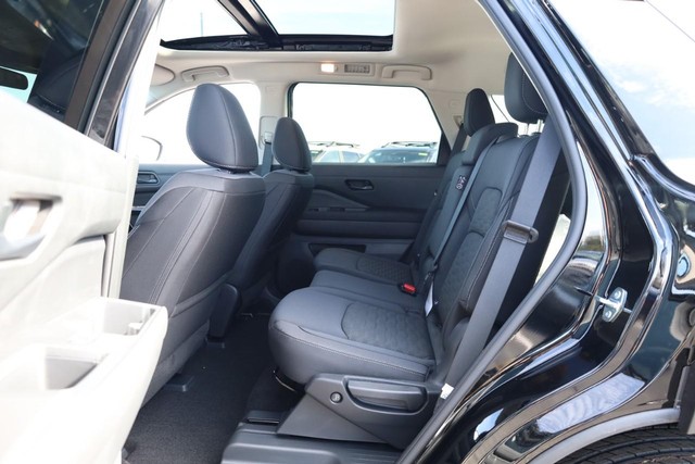 Nissan Pathfinder Vehicle Full-screen Gallery Image 25