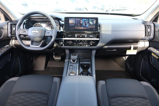 Nissan Pathfinder Vehicle Full-screen Gallery Image 27