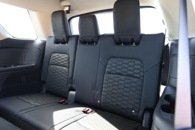 Nissan Pathfinder Vehicle Full-screen Gallery Image 29