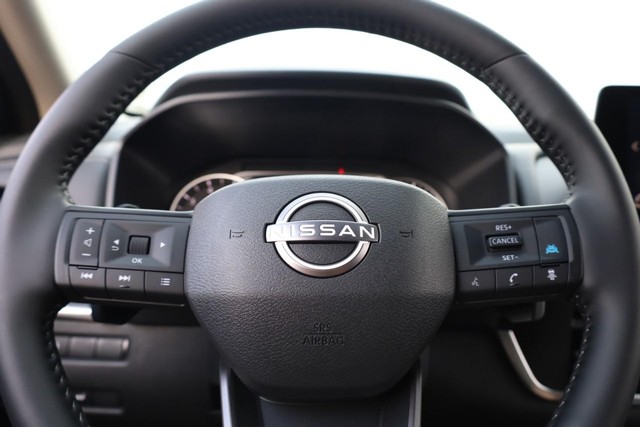 Nissan Rogue Vehicle Full-screen Gallery Image 8