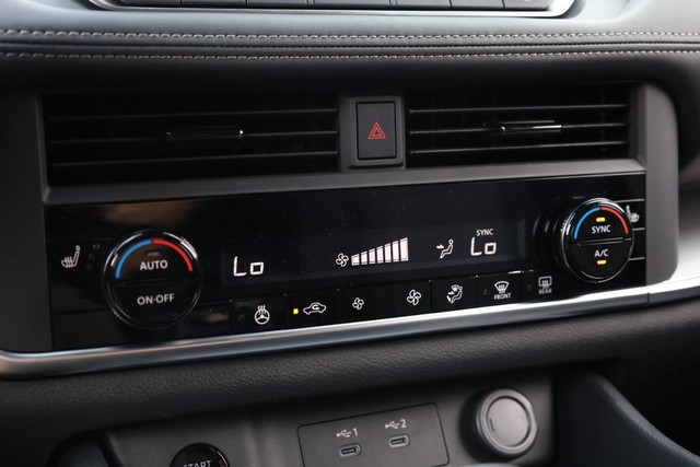 Nissan Rogue Vehicle Full-screen Gallery Image 12