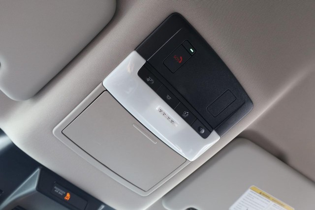 Nissan Rogue Vehicle Full-screen Gallery Image 15