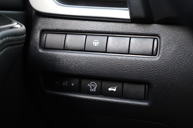 Nissan Rogue Vehicle Full-screen Gallery Image 17