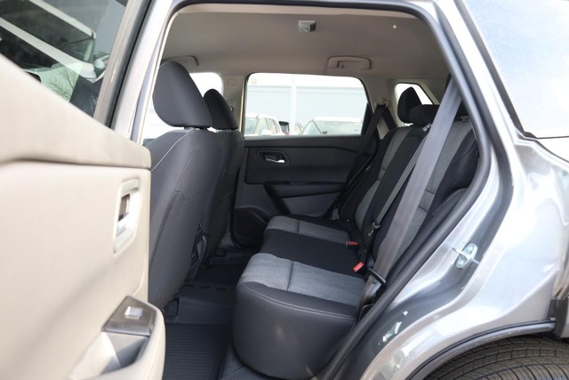 Nissan Rogue Vehicle Full-screen Gallery Image 19