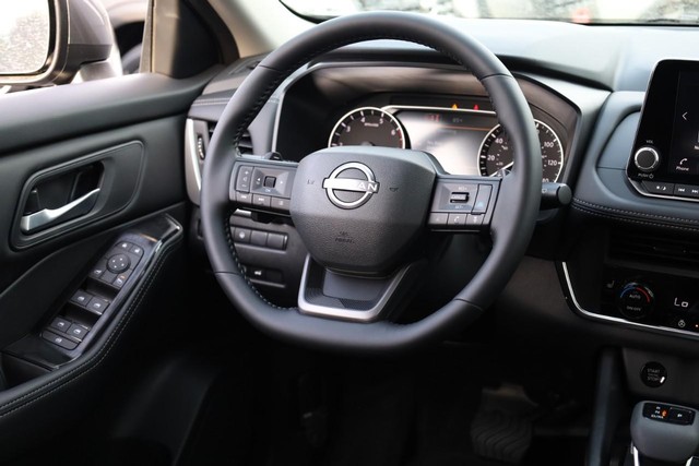 Nissan Rogue Vehicle Full-screen Gallery Image 22