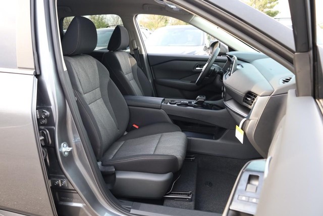 Nissan Rogue Vehicle Full-screen Gallery Image 23