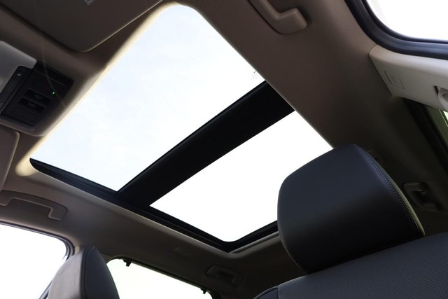 Nissan Rogue Vehicle Full-screen Gallery Image 9