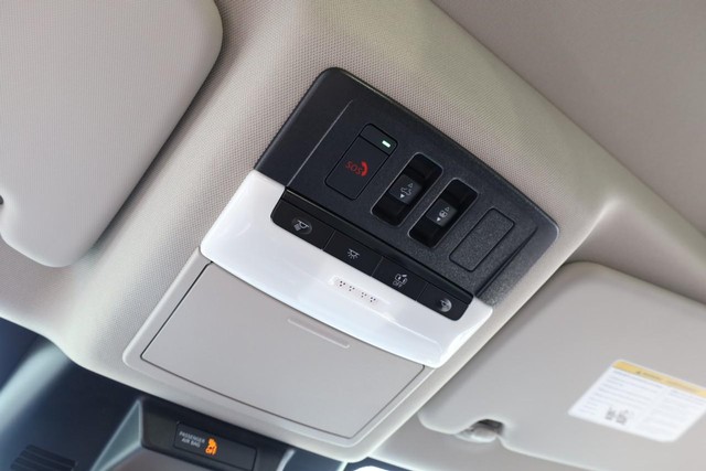 Nissan Rogue Vehicle Full-screen Gallery Image 19