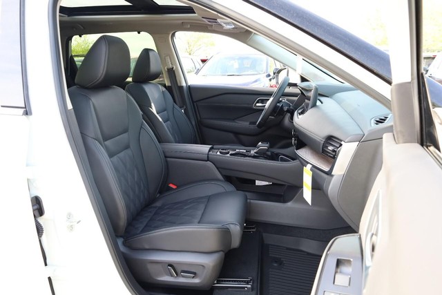 Nissan Rogue Vehicle Full-screen Gallery Image 29