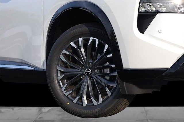 Nissan Rogue Vehicle Full-screen Gallery Image 3