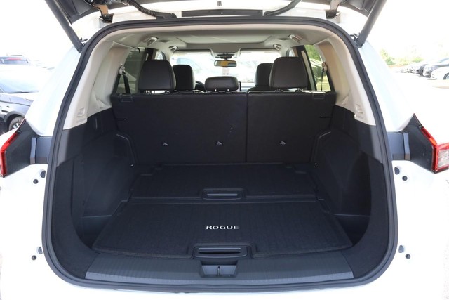 Nissan Rogue Vehicle Full-screen Gallery Image 7