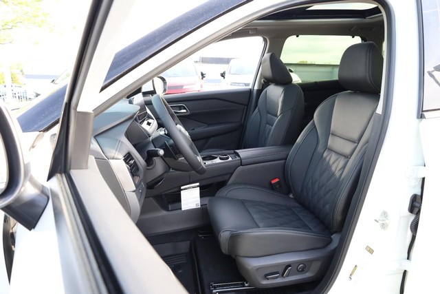 Nissan Rogue Vehicle Full-screen Gallery Image 8