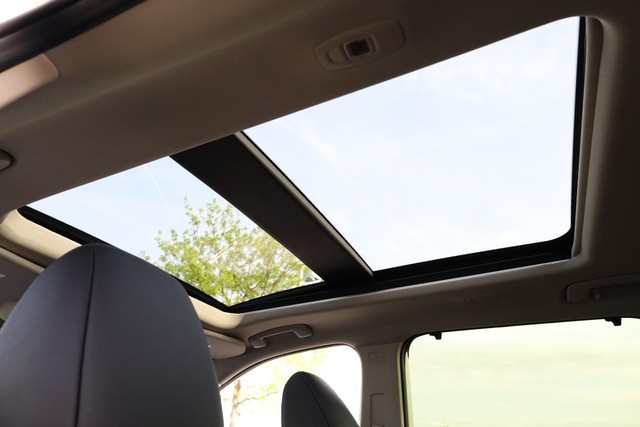 Nissan Rogue Vehicle Full-screen Gallery Image 10
