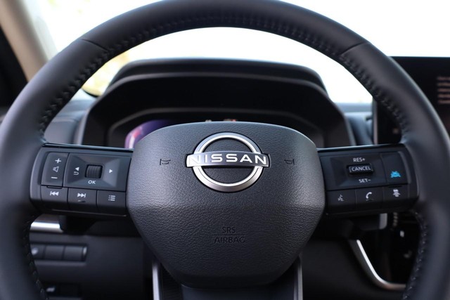 Nissan Rogue Vehicle Full-screen Gallery Image 11