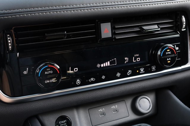 Nissan Rogue Vehicle Full-screen Gallery Image 16
