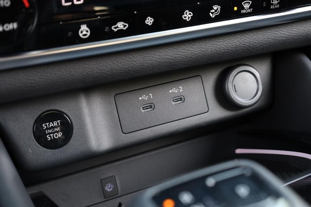 Nissan Rogue Vehicle Full-screen Gallery Image 17