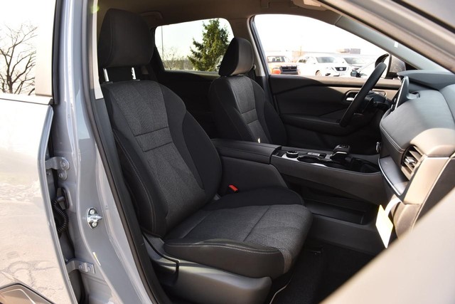 Nissan Rogue Vehicle Full-screen Gallery Image 20