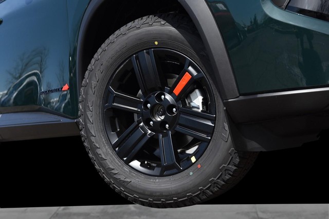 Nissan Rogue Vehicle Full-screen Gallery Image 3