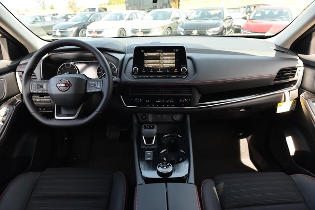 Nissan Rogue Vehicle Full-screen Gallery Image 8