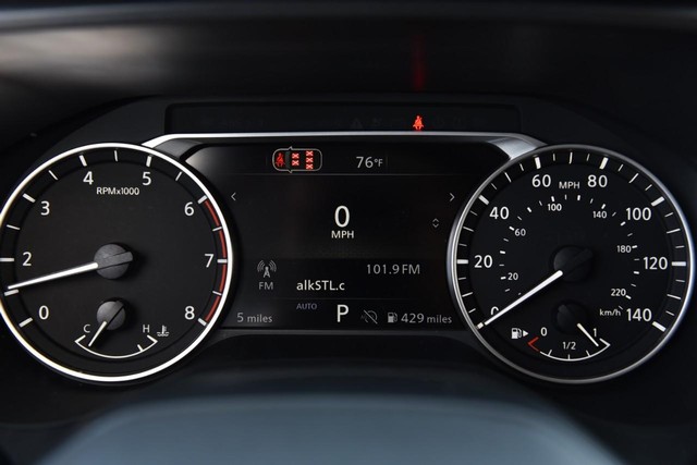 Nissan Rogue Vehicle Full-screen Gallery Image 12