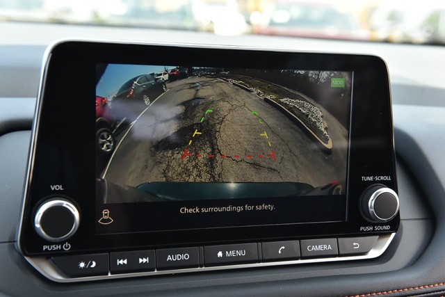 Nissan Rogue Vehicle Full-screen Gallery Image 15