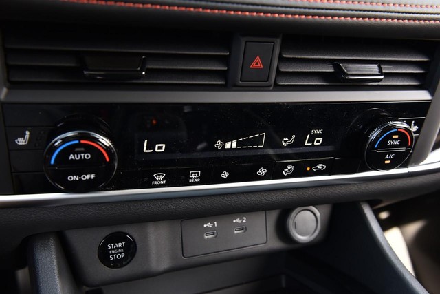 Nissan Rogue Vehicle Full-screen Gallery Image 18