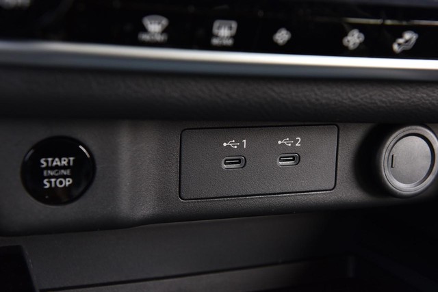 Nissan Rogue Vehicle Full-screen Gallery Image 19