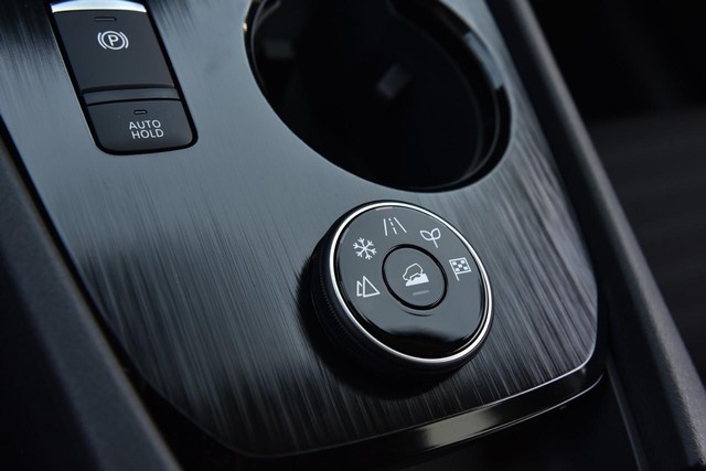 Nissan Rogue Vehicle Full-screen Gallery Image 20