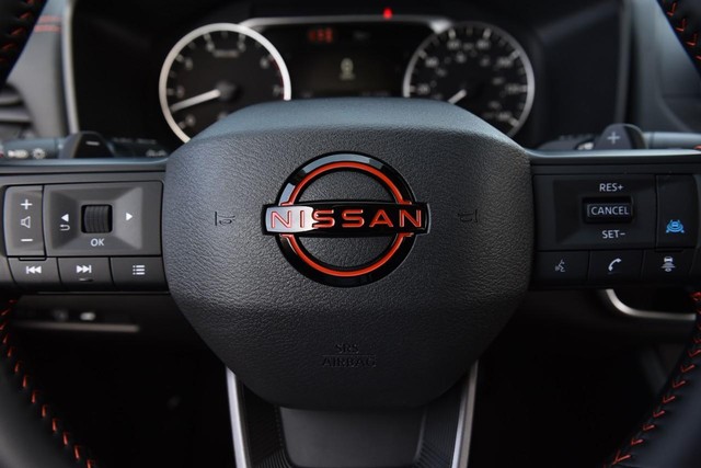Nissan Rogue Vehicle Full-screen Gallery Image 21