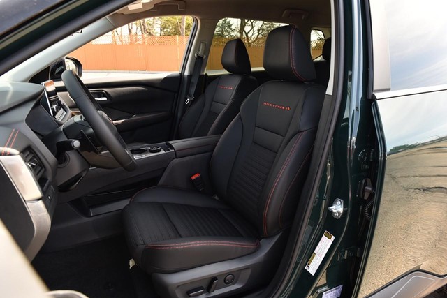 Nissan Rogue Vehicle Full-screen Gallery Image 22