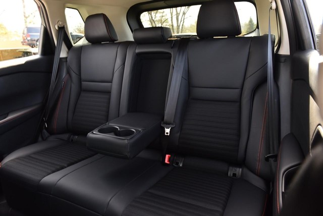 Nissan Rogue Vehicle Full-screen Gallery Image 24