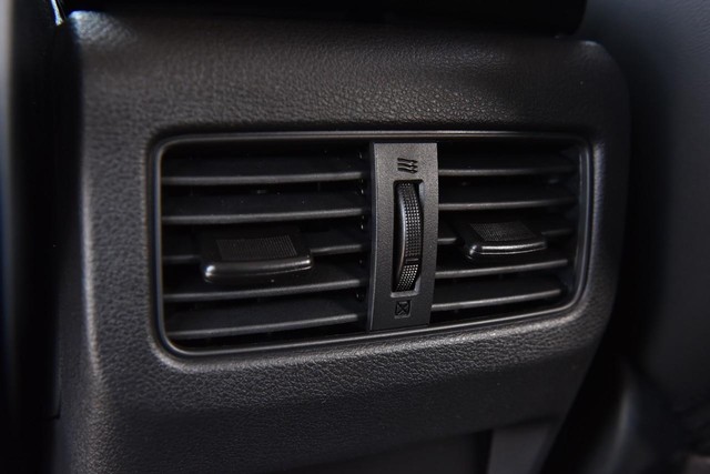 Nissan Rogue Vehicle Full-screen Gallery Image 25