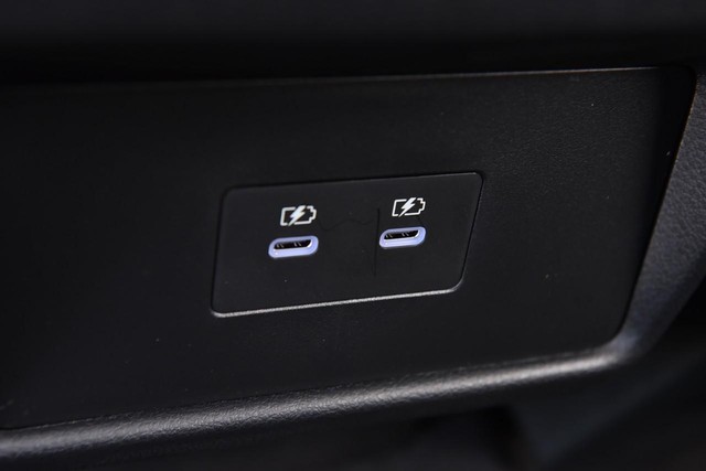 Nissan Rogue Vehicle Full-screen Gallery Image 26
