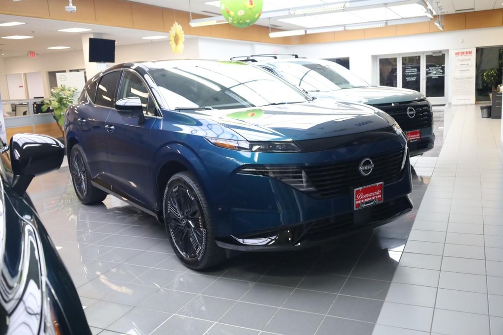 Nissan Murano Vehicle Full-screen Gallery Image 2